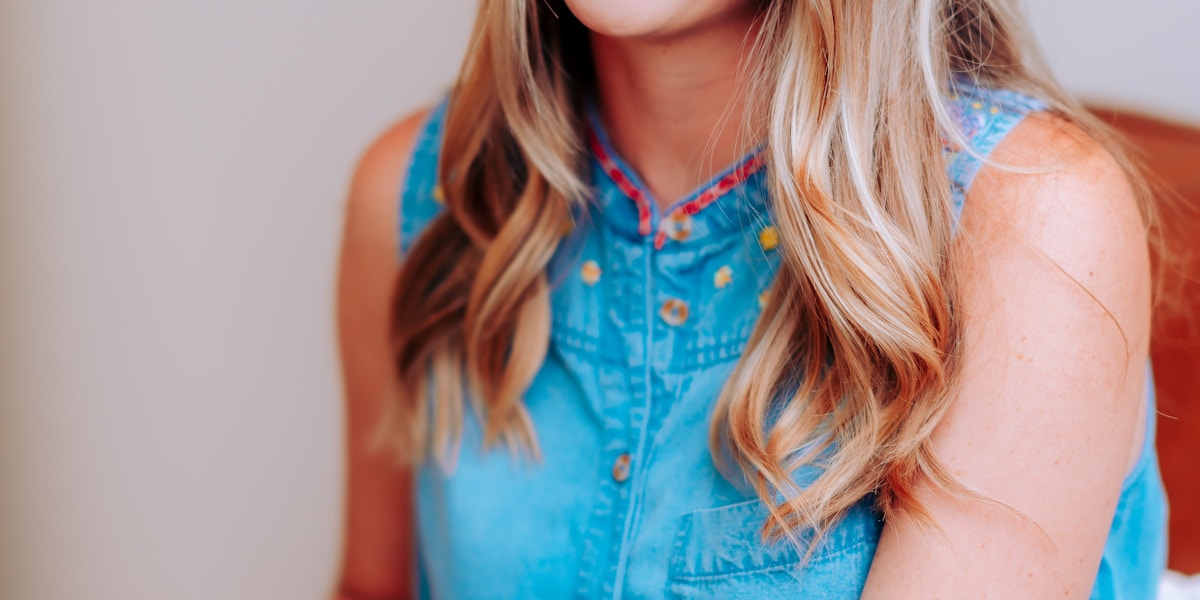 2026年世界杯官方logo与美加墨三国国旗组合展示